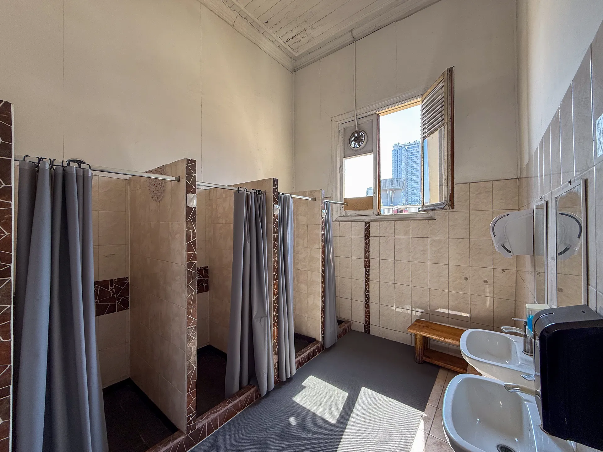 Bathrooms at Happy Hostel Santiago — photo 1