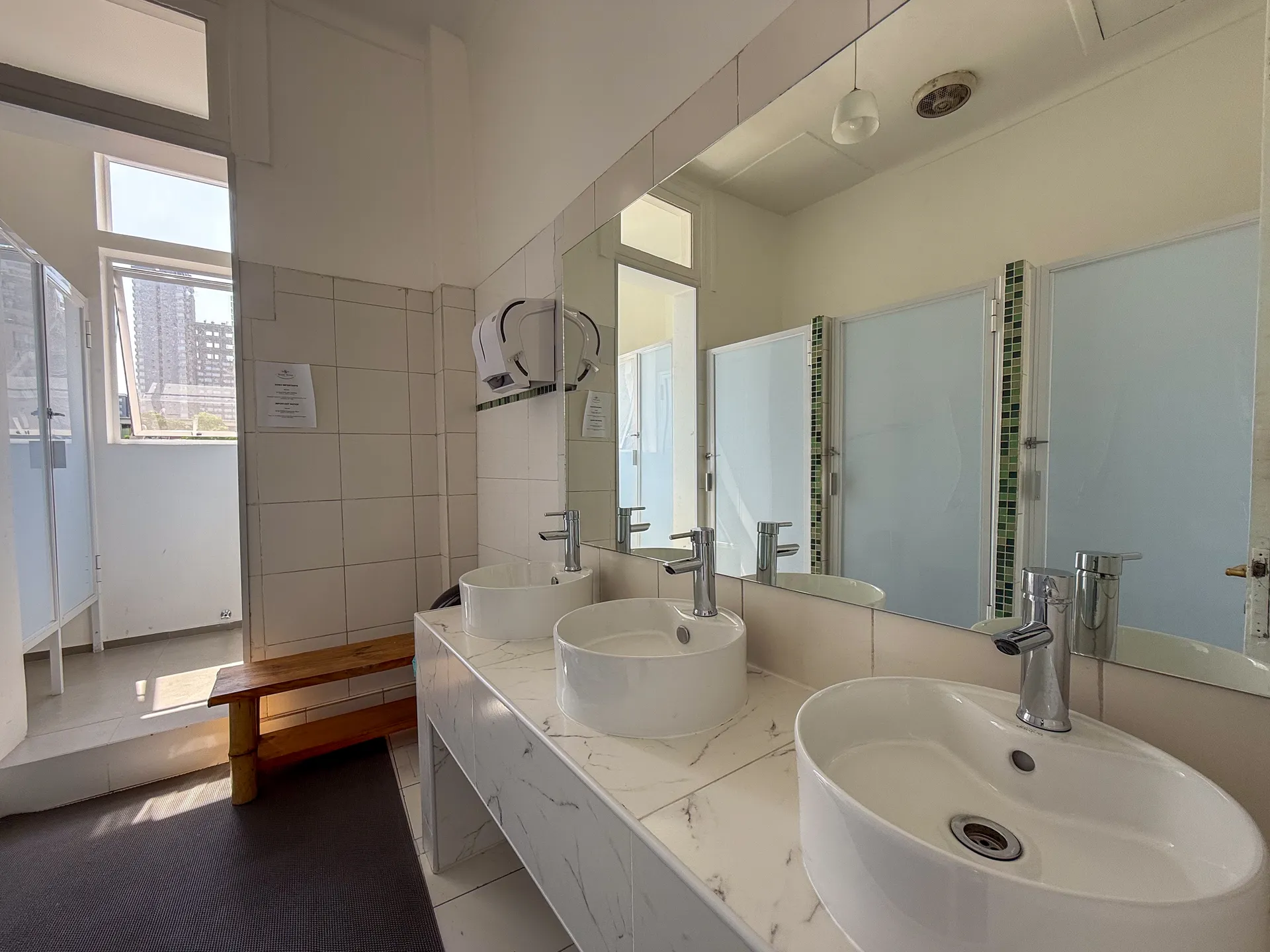 Bathrooms at Happy Hostel Santiago — photo 2