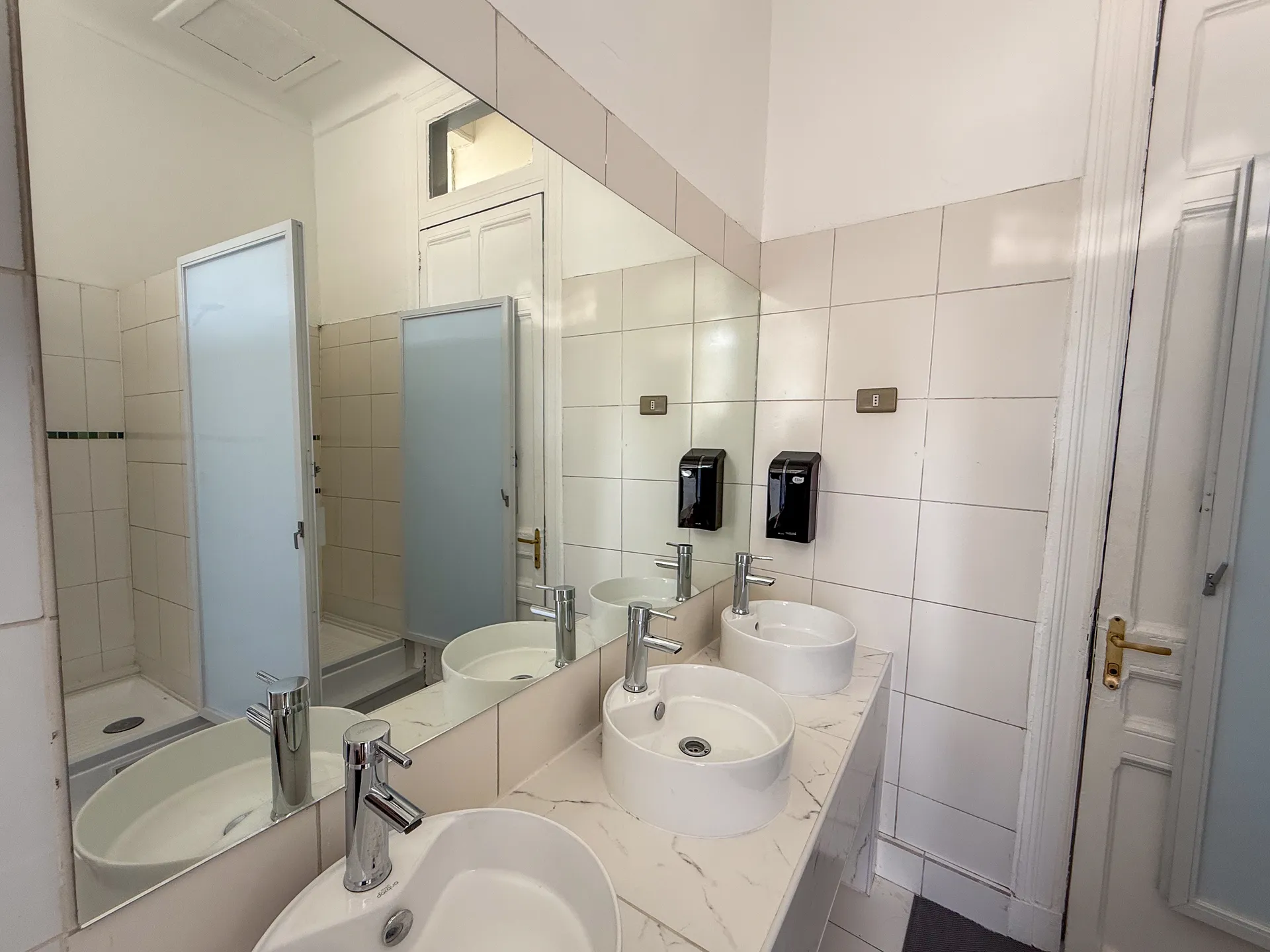 Bathrooms at Happy Hostel Santiago — photo 3