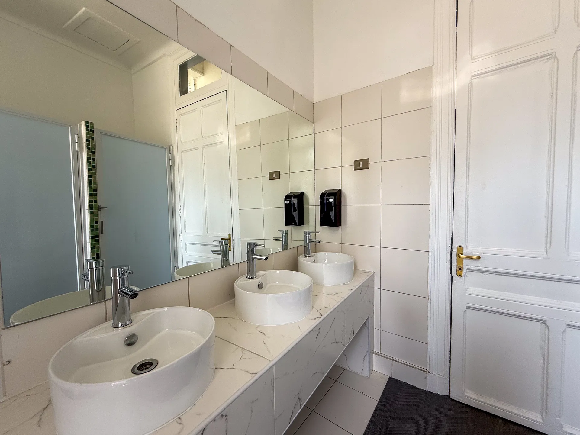 Bathrooms at Happy Hostel Santiago — photo 5