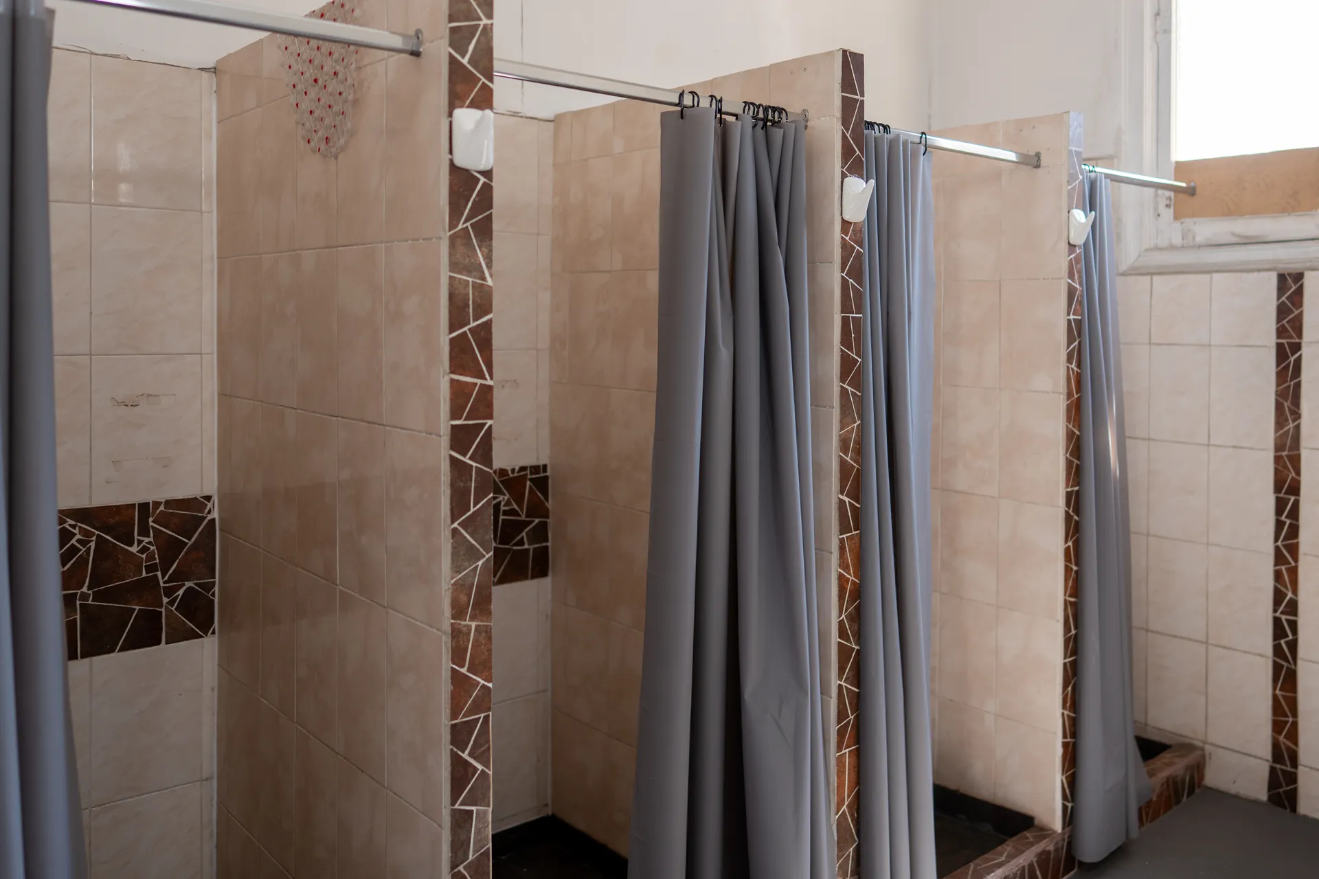 Bathrooms at Happy Hostel Santiago — photo 6