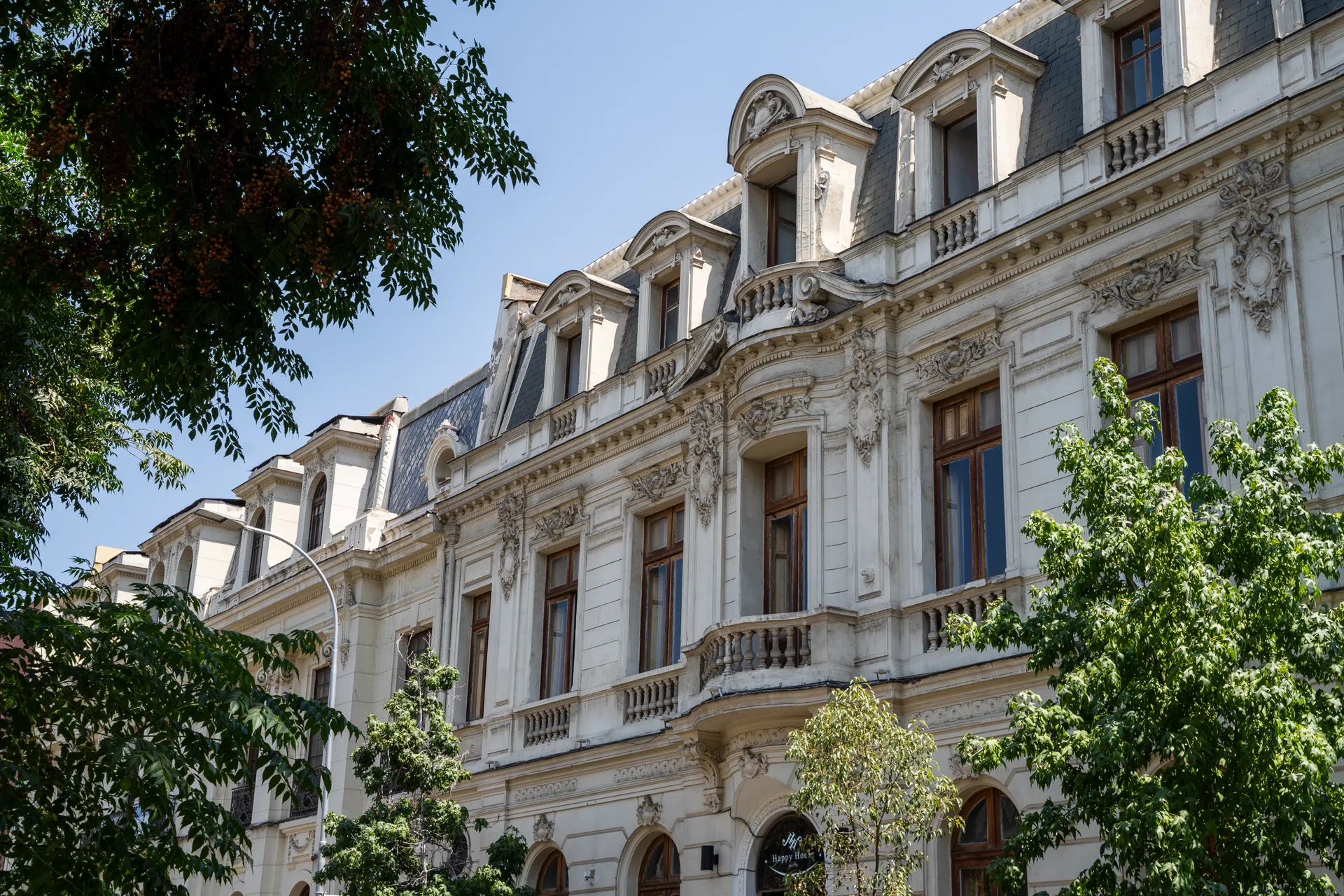 Facade at Happy Hostel Santiago — photo 1