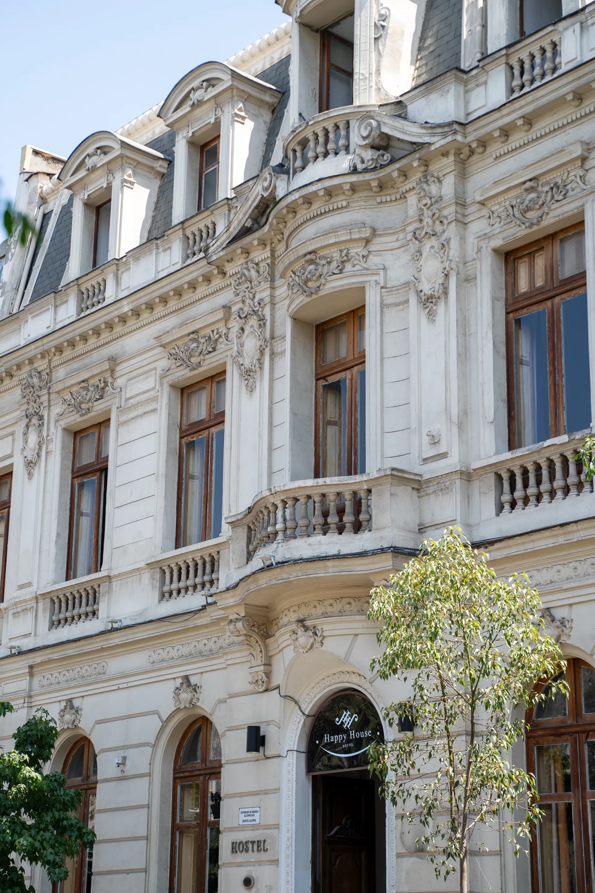 Facade at Happy Hostel Santiago — photo 2