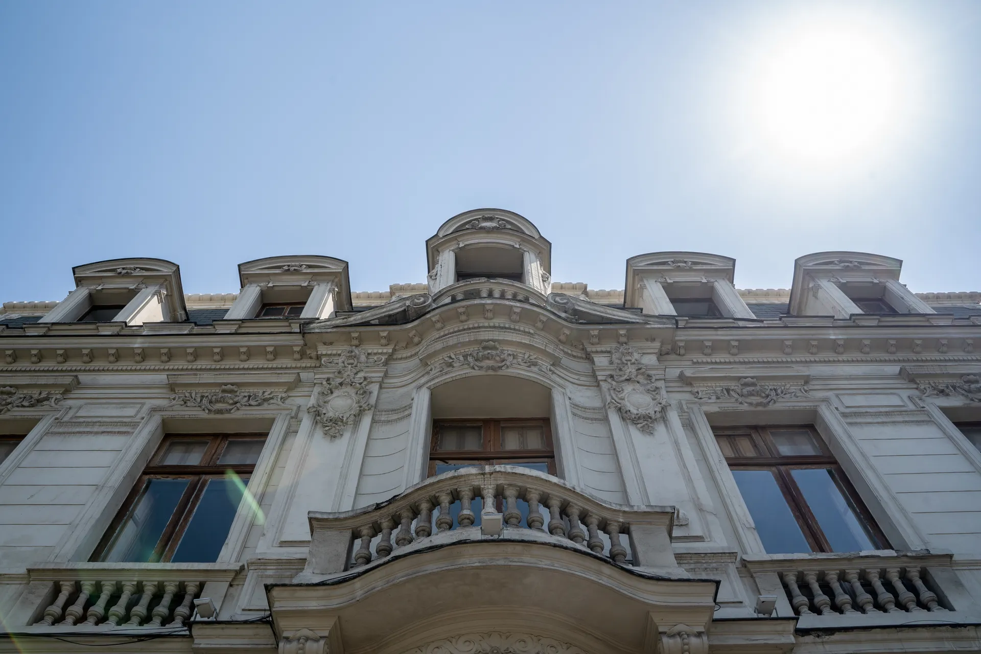 Facade at Happy Hostel Santiago — photo 3