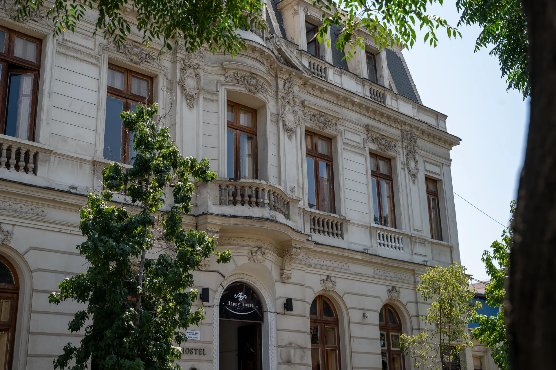 Facade at Happy Hostel Santiago — photo 4