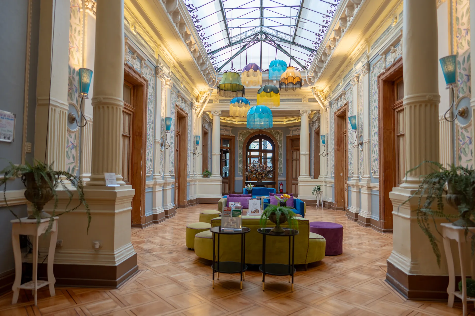 Grand Hall at Happy Hostel Santiago — photo 11