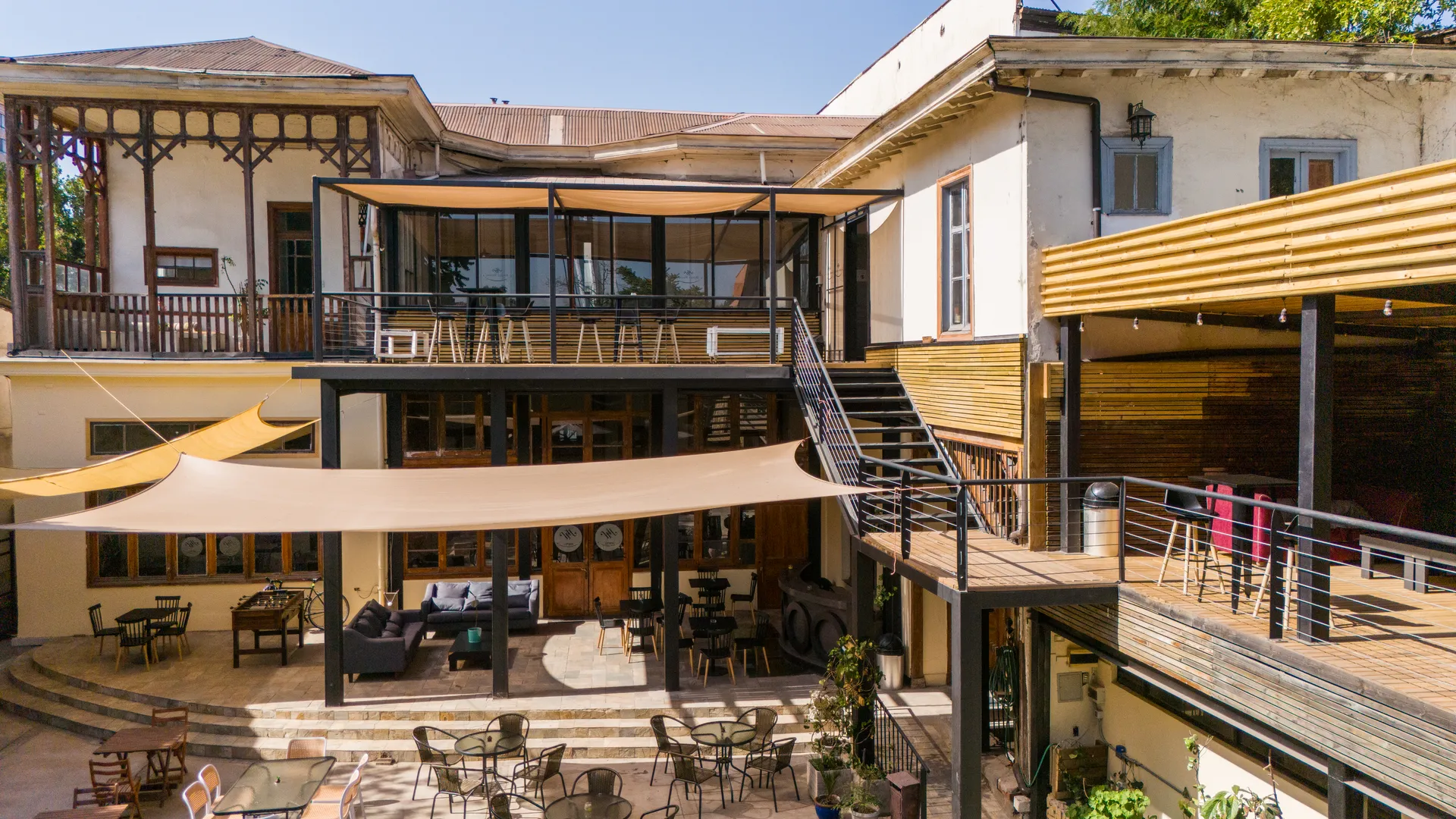 Garden & Patio at Happy Hostel Santiago — photo 13