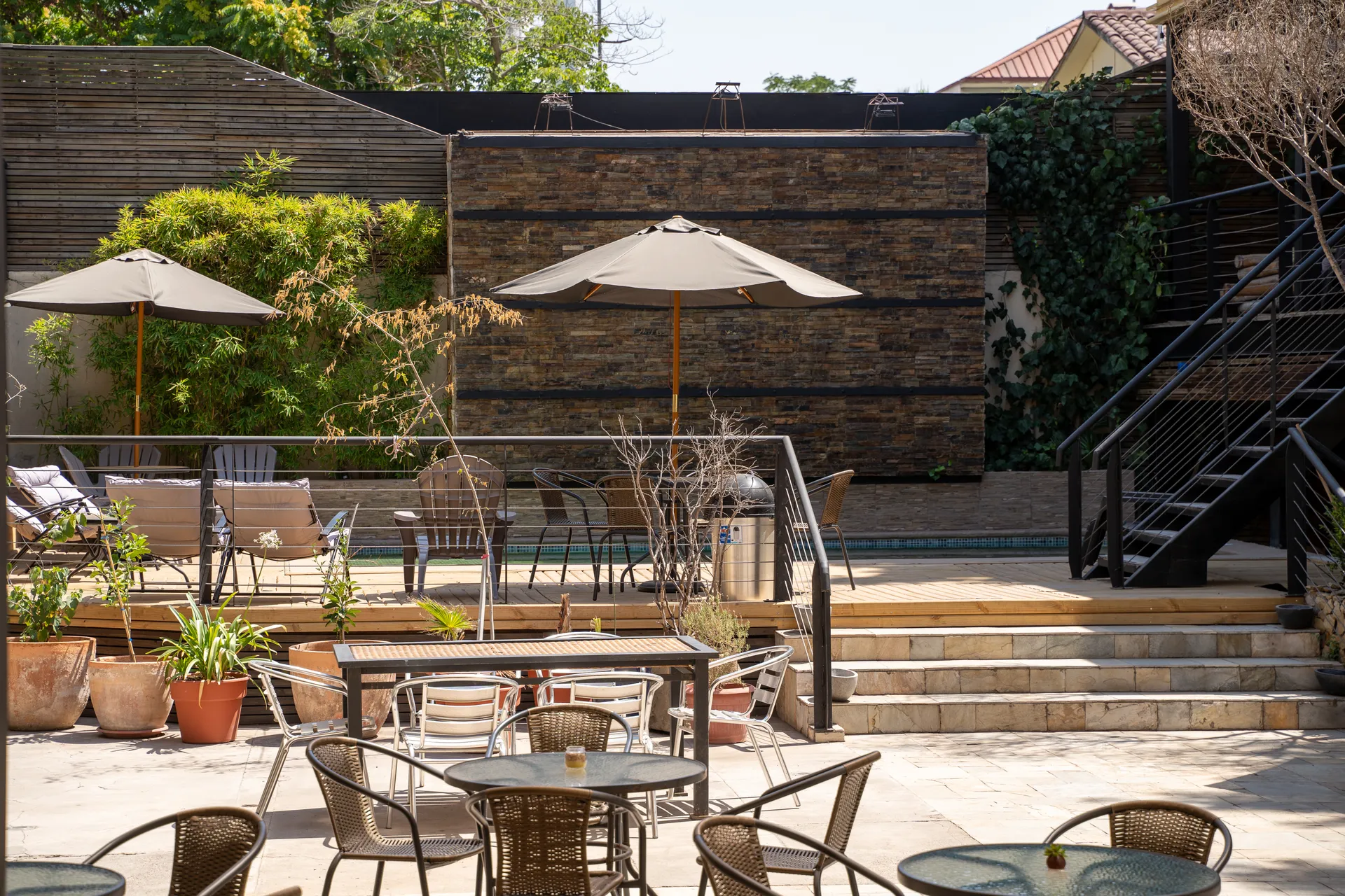 Garden & Patio at Happy Hostel Santiago — photo 33