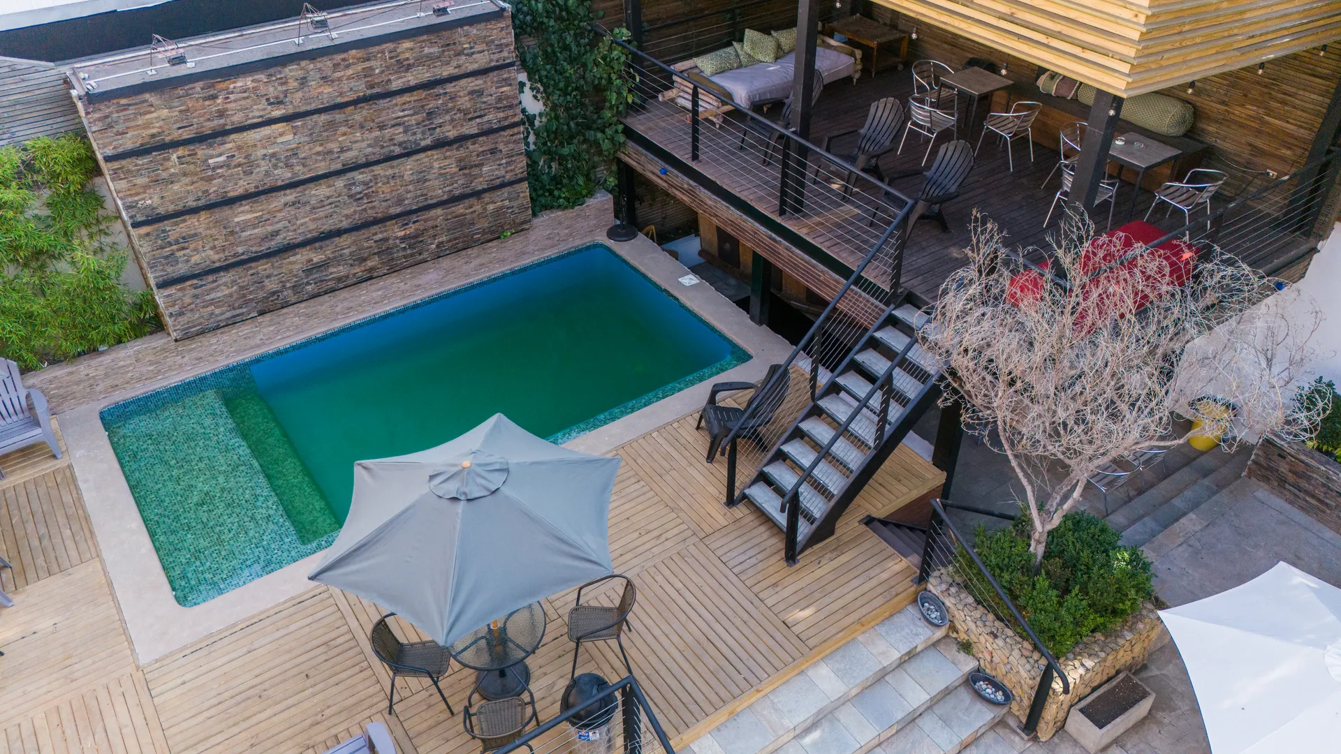 Garden & Patio at Happy Hostel Santiago — photo 4