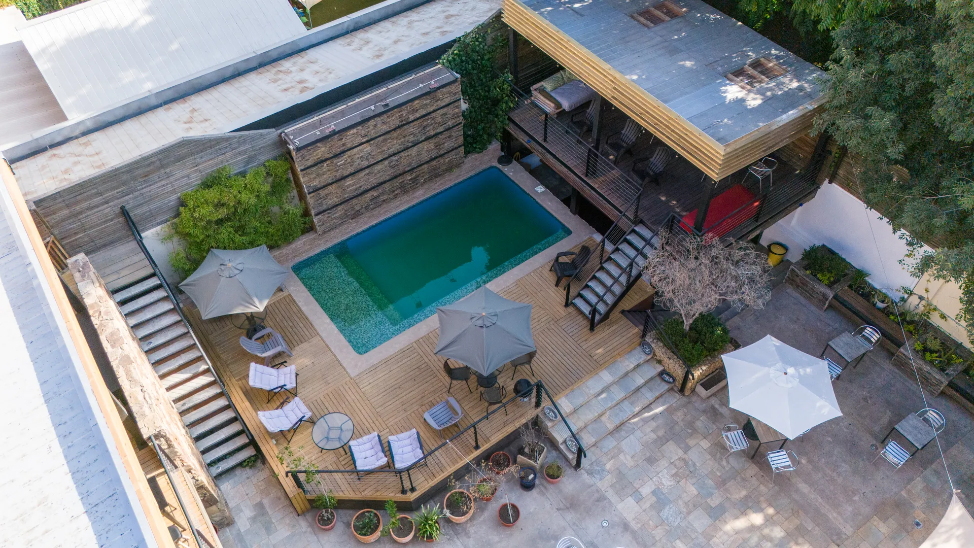 Garden & Patio at Happy Hostel Santiago — photo 5